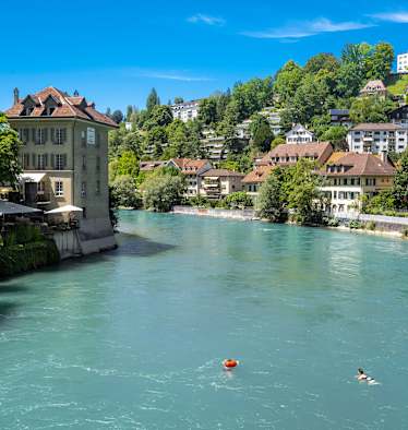 Manche Schwimmen in der Aare bis direkt nach Bern.