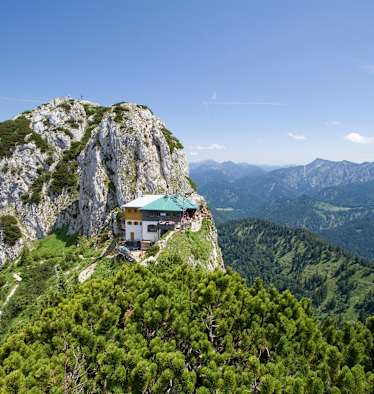 Die Tegernseer Hütte (1.650 m) mit Buchstein in Bayern