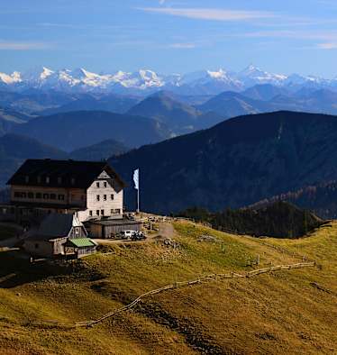 Das Rotwandhaus über dem Spitzingsee in Bayern
