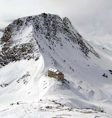 Die Britannia Hütte auf 3.030 m in den Walliser Alpen