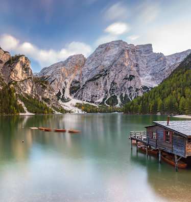 Pragser Wildsee Bergsee mit kleiner Hütte