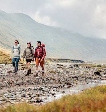 Zwei Frauen und ein Mann sind mit dem LOWA® EXPLORER GTX auf Tour.