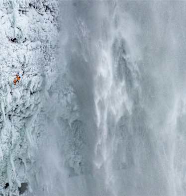 Dani Arnold inmitten bizarrer Eisformationen