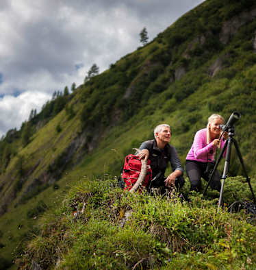 Osttirol: Nationalpark-Ranger bei der Wildtierbeobachtung im Nationalpark Hohe Tauern