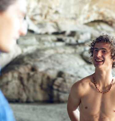 Auch auf Adam Ondra müssen die Berge im Moment warten, doch der junge Sportkletterer lässt sich davon nicht die gute Laune verderben