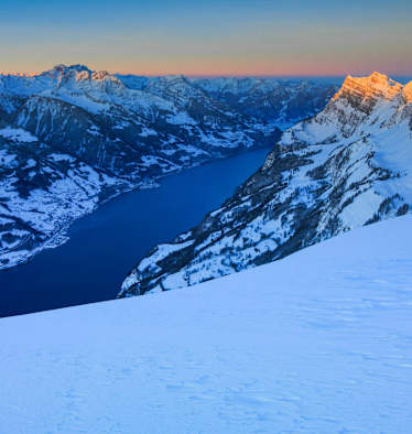 Panoramaweg am Chäserrugg in St. Gallen mit Blick auf den Walensee im Winter