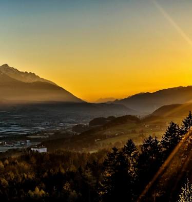 Sonnenaufgang über Lans am Patscherkofel in Tirol