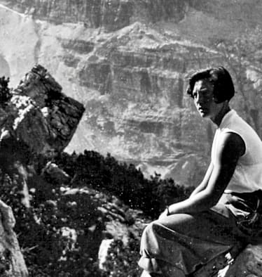Paula Wiesinger sitzt in der Rosengartengruppen, Geröll und Felsen im Hintergrund