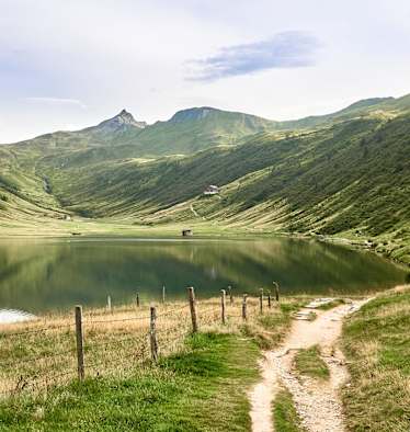 Tappenkarsee, Tappenkarsee-Hütte im Hintergrund, Salzburg
