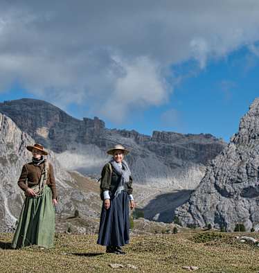 Ingrid Runggaldier und Laura Bilgeri in alten Klamotten unterwegs in den Grödner Dolomiten