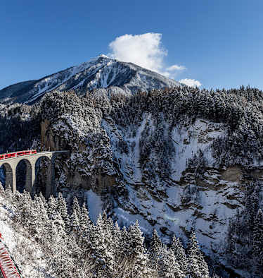 Ein Gliederzug der Rhätischen Bahn auf dem Landwasserviadukt