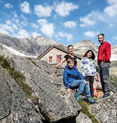 Die Hüttenwirte Julia und Martin mit den Kindern vor der Richterhütte