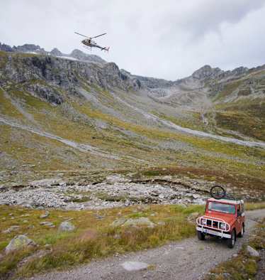 Auto und Helikopter in den Zillertaler Alpen