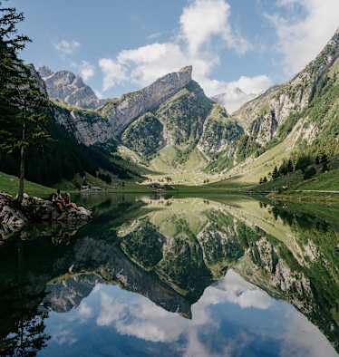 Der Seealpsee in der Schweiz - Berge spiegeln sich in der glatten Seeoberfläche