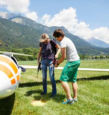 Das Flugzeug und die zwei Passagiere beim Anliegen des Fallschirms