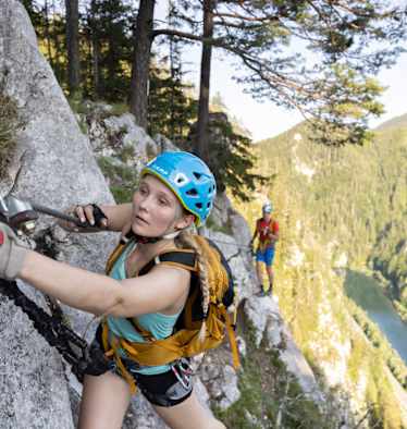 Junge Frau am Klettersteig