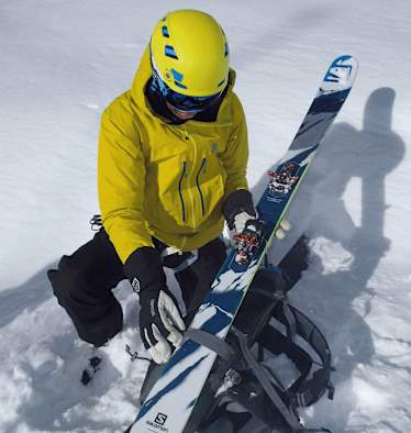 Seitliche Befestigung: Anbringen der Skier am Tourenrucksack