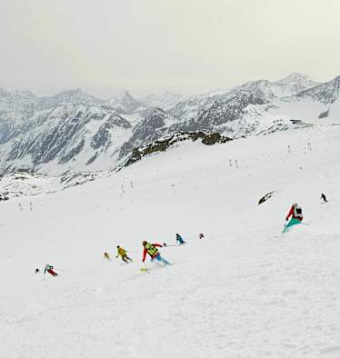 Skifahrer am Stubaier Gletscher in Tirol