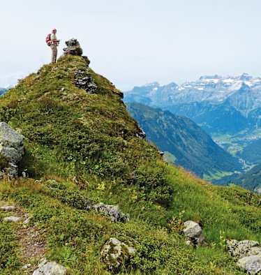 Rund um Zürich: Am Sunnenhörnli hoch über dem Sernftal in der Schweiz