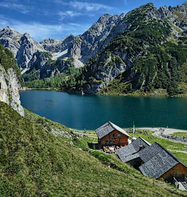 Der Tappenkarsee mit der Tappenkarseealm