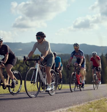 Eine Radgruppe fährt im Mühlviertel während der Bike Experience eine Tour