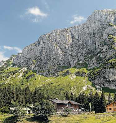Die Tutzinger Hütte (1.327 m) unterhalb der Benediktenwand
