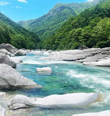 Das Schwimmen in fließenden Gewässern bedarf besondere Vorsicht, hier die beliebte Verzasca im Tessin