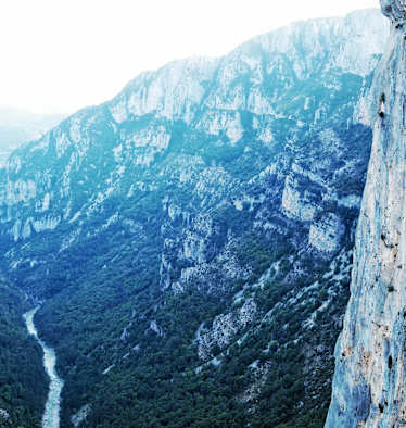 Die Verdon Schlucht mit ihren steilen Felswänden