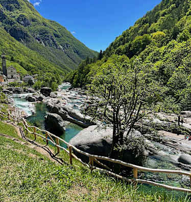 Lavertezzo und die Ponte dei Salti – hier trifft man sich zum Schwimmen und Fotografieren.
