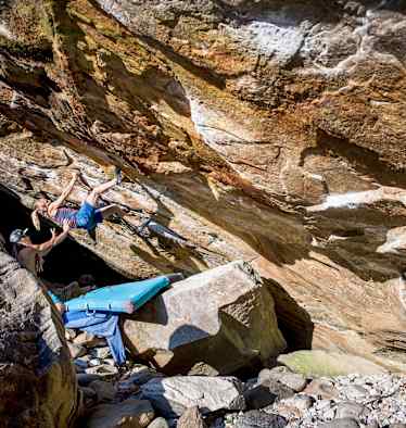 Die Autorin bouldert im Überhang.