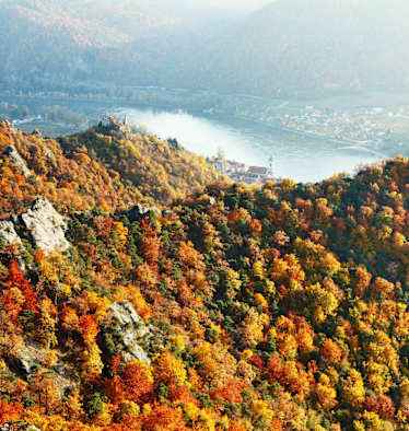 Die Wachau im Herbst: Blick auf die Ruine Dürnstein