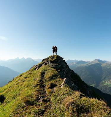 Ein aussichtsreicher Gratweg prägt die Höhenwanderung oberhalb der Lenzerheide – spektakulär anzusehen und meist deutlich weniger ausgesetzt, als es auf den ersten Blick wirkt.