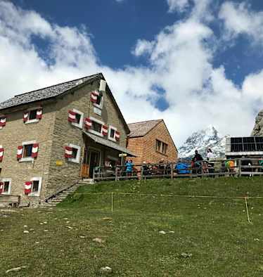Die Salmhütte mit dem Großglockner im Hintergrund.