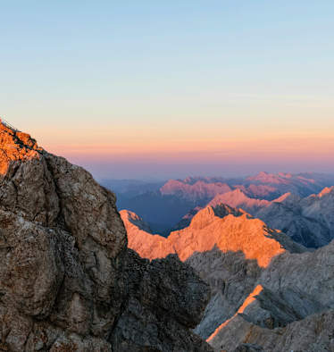 Blick über den Gipfel der Zugspitze ins Wettersteingebirge in Bayern