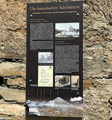 Die Tafel an der alte Salmhütte erläutert die wechselvolle Geschichte der Hütte und ihre verschiedenen Standorte.