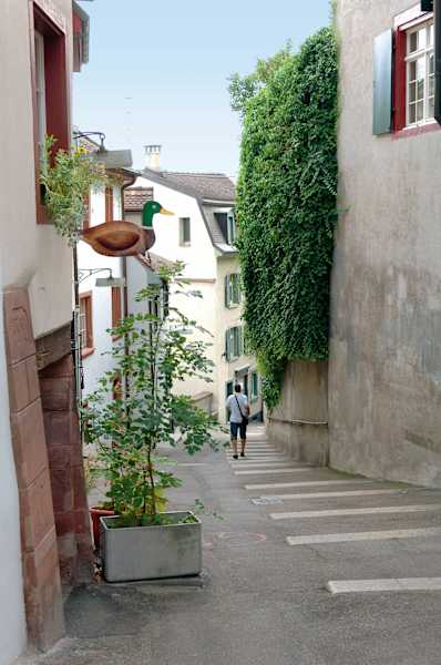 Eine der zahlreichen historischen Gassen in Basel