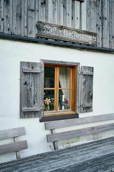 Fensterplatzerl vor der Alm