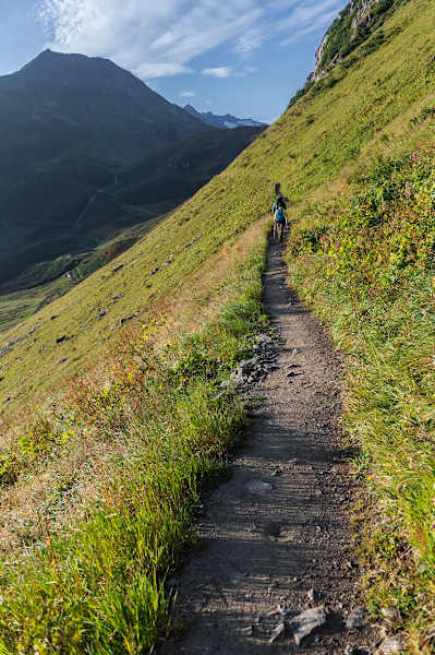 Endloser Pfad durch atemberaubende Landschaft am Oberalppass