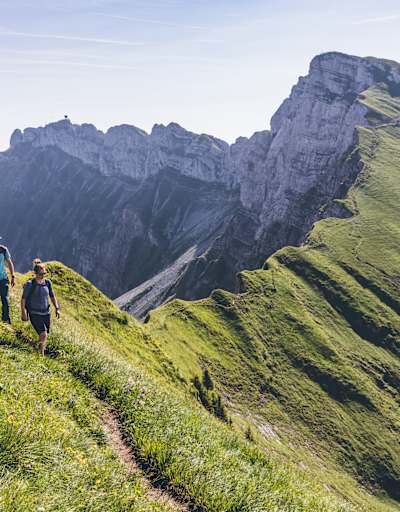 Zwei Wanderer im Pilatusmassiv in der Schweiz