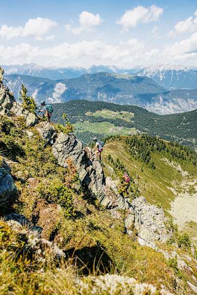 Laura Fiegl, Valentina Ratz und Sabine Watson auf dem Rosskopf-Klettersteig