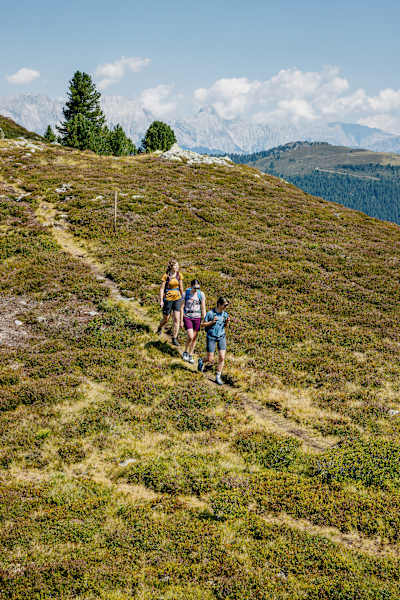 Laura Fiegl, Valentina Ratz und Sabine Watson wandern auf den Rosskopf im Ötztal