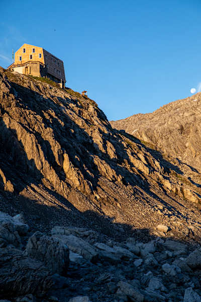 Hoch oben thront die Totalphütte