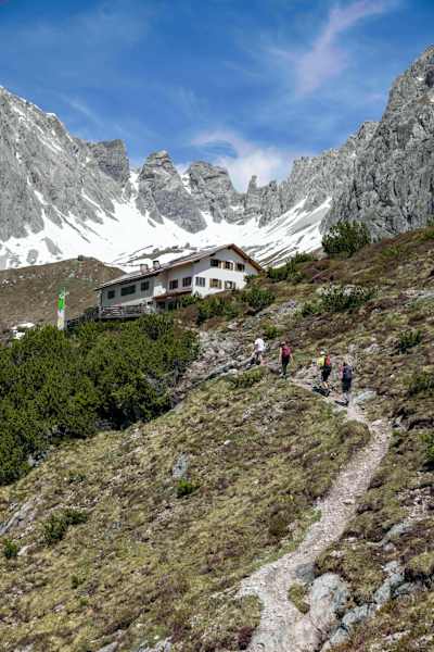 Die letzten Meter des Anstiegs zur Steinseehütte in den Lechtaler Alpen