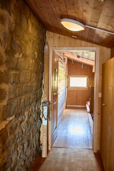 Eingang zu einem Zimmer auf der Rugghubelhütte