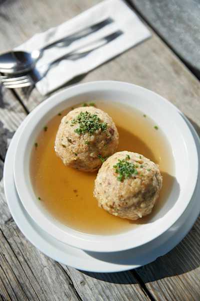 Speckknödelsuppe auf der Sesvennahütte