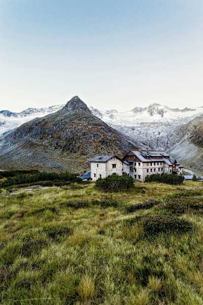 Die Alpenvereinshütte auf 2.042 m Seehöhe ist genauso spektakulär wie das Rundherum. Gleich dahinter das Steinmandl (2.634 m), rechts davon zieht sich das Eis des Waxeggkees-Gletschers langsam zurück.