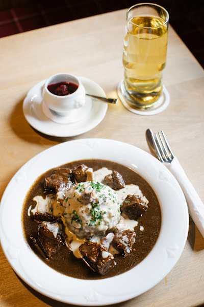 Wildgulasch mit Preiselbeeren