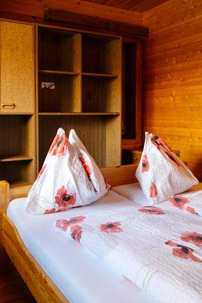 Eines der Zimmer auf der Egger Alm