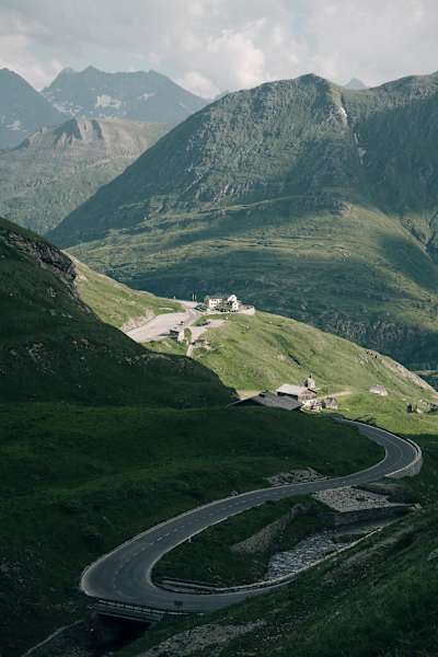 Blick auf die Hochalpenstrasse und das Glocknerhaus