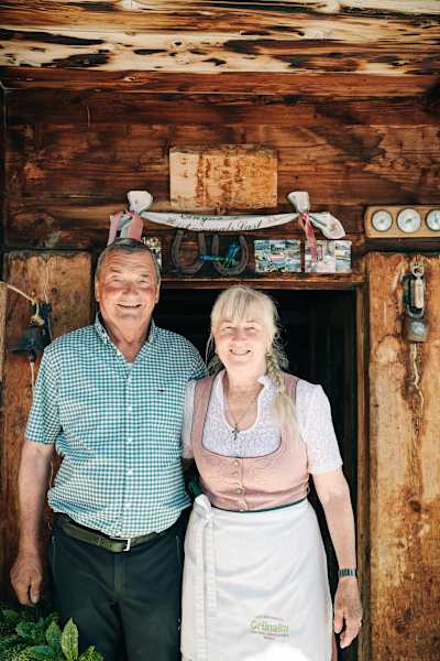 Die Wirte Gerti und Peter Hundsbichler vor der Grünalm.